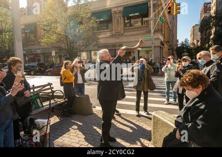 Die Gemeinde feiert den letzten Tag von Rosh Hashanah, dem jüdischen Neujahr 5781, während der "Shofar in the Streets"-Feier am Sonntag, 20. September 2020 am Broadway in der Upper West Side Nachbarschaft von New York. Das Blasen des Shofar auf Rosh Hashanah, das normalerweise in der Synagoge gefeiert wird, wurde an zahlreichen Orten im ganzen Land nach draußen verschoben. In New York fand die Feier gleichzeitig um 16 UHR an mehreren Orten entlang der Upper West Side und East Side sowie in den Bezirken statt. (© Richard B. Levine) Stockfoto