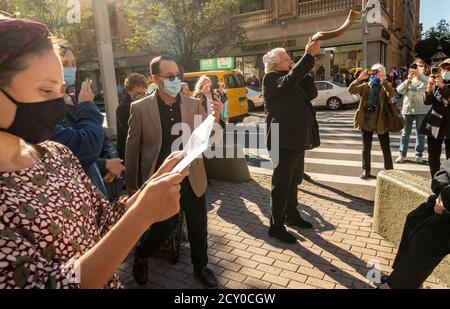 Die Gemeinde feiert den letzten Tag von Rosh Hashanah, dem jüdischen Neujahr 5781, während der "Shofar in the Streets"-Feier am Sonntag, 20. September 2020 am Broadway in der Upper West Side Nachbarschaft von New York. Das Blasen des Shofar auf Rosh Hashanah, das normalerweise in der Synagoge gefeiert wird, wurde an zahlreichen Orten im ganzen Land nach draußen verschoben. In New York fand die Feier gleichzeitig um 16 UHR an mehreren Orten entlang der Upper West Side und East Side sowie in den Bezirken statt. (© Richard B. Levine) Stockfoto