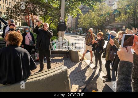 Die Gemeinde feiert den letzten Tag von Rosh Hashanah, dem jüdischen Neujahr 5781, während der "Shofar in the Streets"-Feier am Sonntag, 20. September 2020 am Broadway in der Upper West Side Nachbarschaft von New York. Das Blasen des Shofar auf Rosh Hashanah, das normalerweise in der Synagoge gefeiert wird, wurde an zahlreichen Orten im ganzen Land nach draußen verschoben. In New York fand die Feier gleichzeitig um 16 UHR an mehreren Orten entlang der Upper West Side und East Side sowie in den Bezirken statt. (© Richard B. Levine) Stockfoto