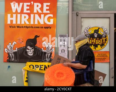 Ein „Wir stellen ein“ Zeichen im Fenster eines Spirit Halloween Pop-up-Stores in New York am Montag, 21. September 2020. Das CDC hat eine Anleitung herausgegeben, die Trick-or-Treating, Kostümmasken und Partys für Halloween entmutigt. (© Richard B. Levine) Stockfoto