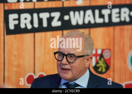 Mainz, Deutschland. Oktober 2020. DFB-Präsident Fritz Keller nimmt an der Präsentation einer Briefmarke zum 100. Geburtstag von Fritz Walter Teil. Mit Fritz Walter als Kapitän gewann die deutsche Fußballnationalmannschaft die Weltmeisterschaft 1954. Quelle: Thomas Frey/dpa/Alamy Live News Stockfoto