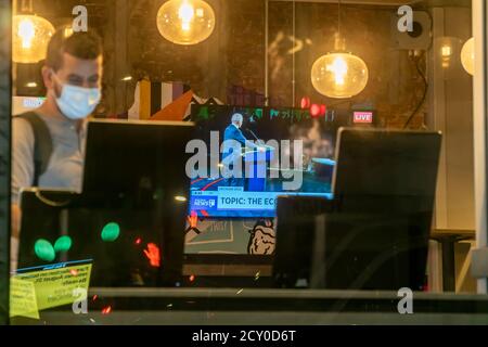 Ein Fernseher in einem Taco Bell Cantina Restaurant in Chelsea in New York am Dienstag, 29. September 2020 zeigt die erste Präsidentschaftsdebatte zwischen Präs. Donald Trump und dem Senator und demokratischen Kandidaten Joe Biden. (© Richard B. Levine) Stockfoto