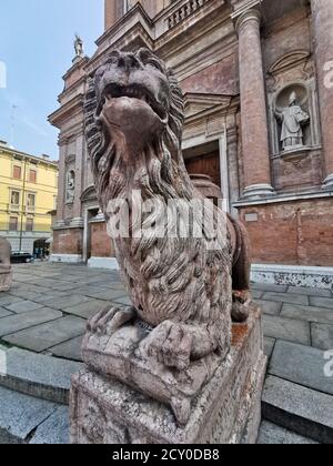 löwenstatue auf der piazza san prospero in reggio emilia italien Stockfoto