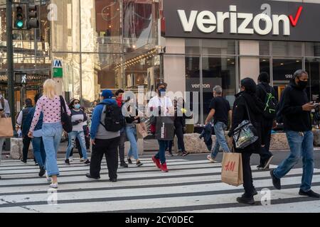 Fußgänger überqueren am Dienstag, den 22. September 2020, den Herald Square in New York vor einem Verizon Wireless Store. (© Richard B. Levine) Stockfoto