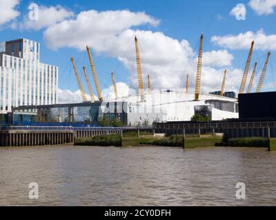 Die O2 Concert Arena, früher der Millenium Dome. Greenwich Peninsula in London Docklands. Beeindruckendes Wahrzeichen Londons. Emirates Cable Car. Stockfoto