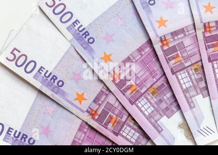 Ein Bündel von europäischem Geld mit 500 Euro Banknoten zeigen Internationale Finanzwirtschaft mit Euro und europa als Finanzmarkt und Finanzhandel in einem globalen Stockfoto