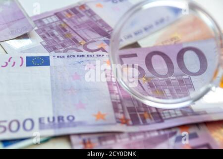 Ein Bündel von europäischem Geld mit 500 Euro Banknoten zeigen Internationale Finanzwirtschaft mit Euro und europa als Finanzmarkt und Finanzhandel in einem globalen Stockfoto