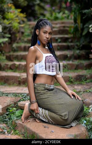 Junge afro kolumbianische Frau im Garten Stockfoto