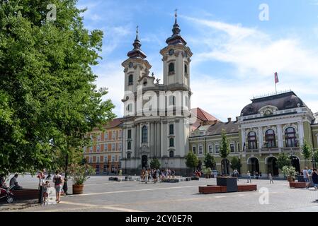 Die Kirche des heiligen Antonius von Padua auf Dobo Istvan Ter in Zentral-Eger an einem sonnigen Sommertag Stockfoto