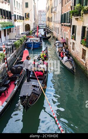 Venedig, Italien - 1. Mai 2017: Gondeln sind überfüllt, dennoch versuchen, zusammen zu arbeiten, die den Datenverkehr auf den Kanälen von Venedig zu halten Stockfoto