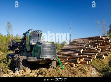 John Deere 1510e Forwarder auf der Logging-Website, Finnland Stockfoto