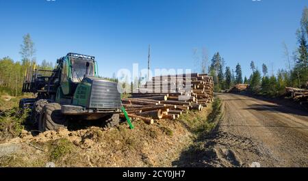 John Deere 1510e Forwarder auf der Logging-Website, Finnland Stockfoto