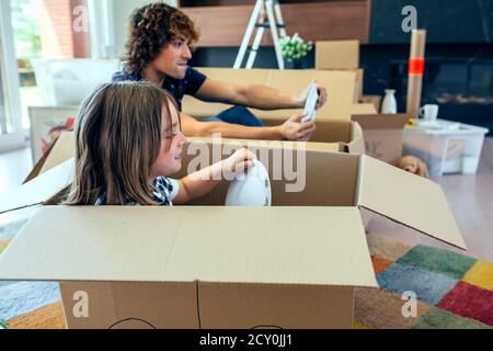 Vater und Sohn spielen Autorennen mit Kartons Stockfoto