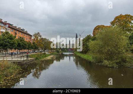 Wunderschöner Blick auf die Straße mit der Kathedrale im Hintergrund am Herbsttag. Tourismus, Reisekonzept. Europa, Schweden, Uppsala. Stockfoto