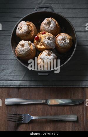Gebackene gefüllte Äpfel in einer gusseisernen Pfanne Stockfoto