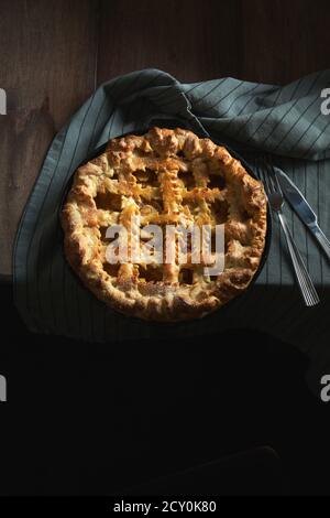 Rustikale hausgemachte Kuchen auf einem Holztisch mit einem bedeckt Graue Tischdecke Stockfoto
