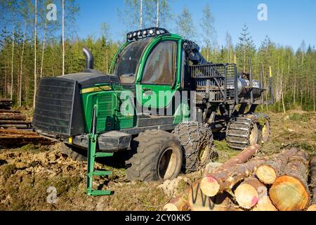 John Deere 1510e Forwarder auf der Logging-Website, Finnland Stockfoto