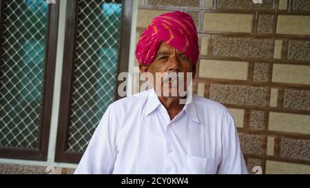 23 September 2020 : Reengus, Jaipur, Indien / Alter Rajasthani Mann mit buntem Turban. Stockfoto