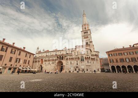 Blick auf die Piazza Grande mit Duomo in Modena, Italien Stockfoto