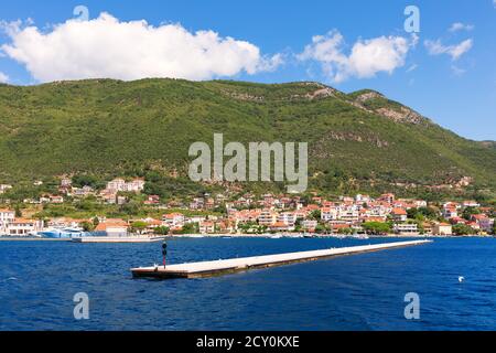 Pier und das Ufer der Adria in der Bucht von Kotor, Montenegro Stockfoto