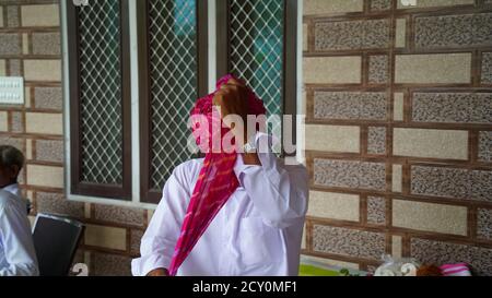 23. September 2020 : Reengus, Jaipur, Indien / Porträt eines indischen Rajasthani Mann in traditioneller Kleidung mit Turban (Pagadi) auf dem Kopf bei hom gekleidet Stockfoto
