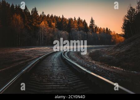 Eine schöne Eisenbahnstrecke, fotografiert bei Sonnenlicht. Stockfoto