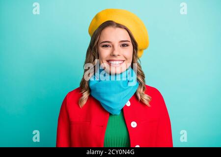 Porträt von schönen schönen charmanten Mädchen aussehen mit toothy Lächeln In Kamera genießen Wintersaison Wochenende tragen helle Oberbekleidung isoliert Über grün blau Stockfoto