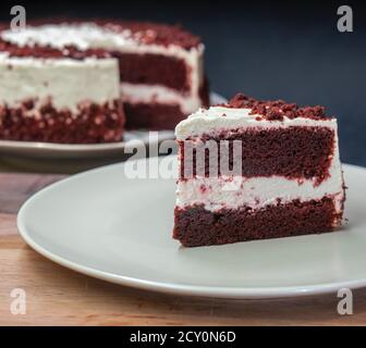 Ein Stück Kuchen auf weißem Teller fotografiert. Stockfoto