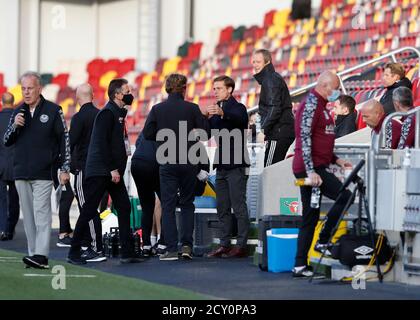 Brentford Community Stadium, London, Großbritannien. Oktober 2020. English Football League Cup, Carabao Cup Football, Brentford FC gegen Fulham; Brentford Manager Thomas Frank begrüßt Fulham Manager Scott Parker Kredit: Action Plus Sports/Alamy Live News Stockfoto