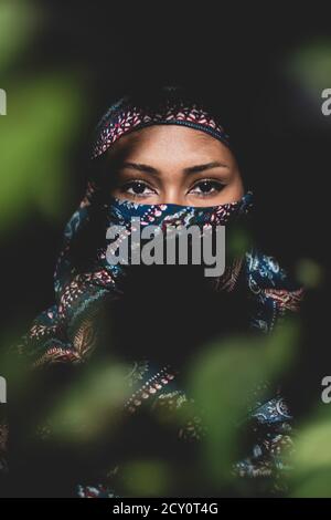 Junge Frau in einem Hijab Stockfoto