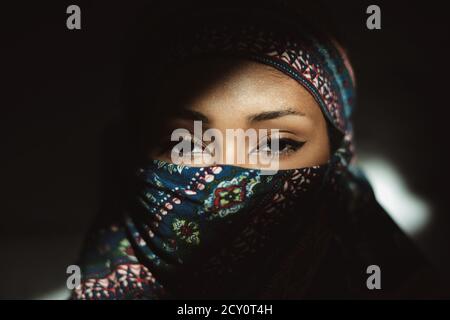 Junge Frau in einem Hijab Stockfoto