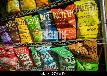 Ein Schaufenster mit leckeren Wasserkocher und anderen Marken Kartoffelchips in New York am Mittwoch, 30. September 2020. Kettle ist eine Marke der Campbell Soup Company. (© Richard B. Levine) Stockfoto