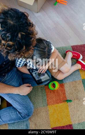Vater und Sohn spielen das Tablet Stockfoto