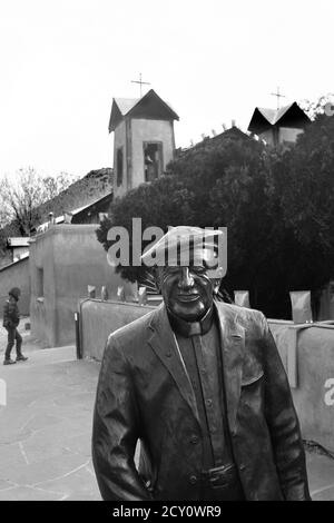 Touristen und Gläubige besuchen den historischen Santuario de Chimayo, der 1816 von adobe in dem kleinen hispanischen Dorf Chimayo, New Mexico, USA gebaut wurde. Stockfoto