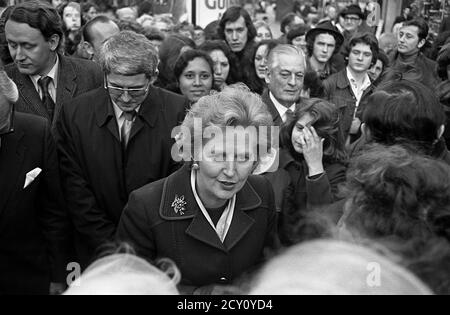 AJAXNETPHOTO, 11. FEBRUAR 1977. PORTSMOUTH, ENGLAND. - RUNDGANG DURCH DIE STADT - FRAU MARGARET THATCHER (CON), OPPOSITIONSFÜHRERIN, SETZT SICH WÄHREND EINER WAHLKAMPFTOUR MIT DER ÖFFENTLICHKEIT IM EINKAUFSVIERTEL DER HANDELSSTRASSEN AUSEINANDER. FOTO: JONATHAN EASTLAND/AJAX REF:3771102 48 Stockfoto