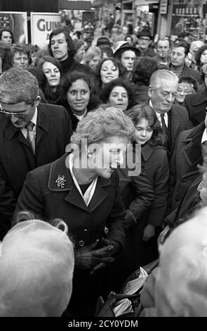 AJAXNETPHOTO, 11. FEBRUAR 1977. PORTSMOUTH, ENGLAND. - RUNDGANG DURCH DIE STADT - FRAU MARGARET THATCHER (CON), OPPOSITIONSFÜHRERIN, SETZT SICH WÄHREND EINER WAHLKAMPFTOUR MIT DER ÖFFENTLICHKEIT IM EINKAUFSVIERTEL DER HANDELSSTRASSEN AUSEINANDER. FOTO: JONATHAN EASTLAND/AJAX REF:3771102 49 Stockfoto