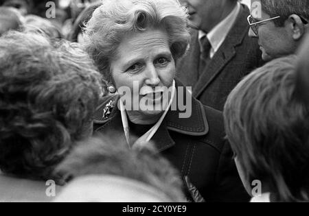 AJAXNETPHOTO, 11. FEBRUAR 1977. PORTSMOUTH, ENGLAND. - RUNDGANG DURCH DIE STADT - FRAU MARGARET THATCHER (CON), OPPOSITIONSFÜHRERIN, SETZT SICH WÄHREND EINER WAHLKAMPFTOUR MIT DER ÖFFENTLICHKEIT IM EINKAUFSVIERTEL DER HANDELSSTRASSEN AUSEINANDER. FOTO: JONATHAN EASTLAND/AJAX REF:3771102 50 Stockfoto