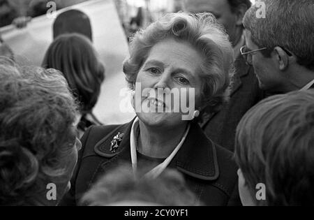 AJAXNETPHOTO, 11. FEBRUAR 1977. PORTSMOUTH, ENGLAND. - RUNDGANG DURCH DIE STADT - FRAU MARGARET THATCHER (CON), OPPOSITIONSFÜHRERIN, SETZT SICH WÄHREND EINER WAHLKAMPFTOUR MIT DER ÖFFENTLICHKEIT IM EINKAUFSVIERTEL DER HANDELSSTRASSEN AUSEINANDER. FOTO: JONATHAN EASTLAND/AJAX REF:3771102 51 Stockfoto