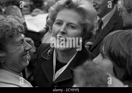 AJAXNETPHOTO, 11. FEBRUAR 1977. PORTSMOUTH, ENGLAND. - RUNDGANG DURCH DIE STADT - FRAU MARGARET THATCHER (CON), OPPOSITIONSFÜHRERIN, SETZT SICH WÄHREND EINER WAHLKAMPFTOUR MIT DER ÖFFENTLICHKEIT IM EINKAUFSVIERTEL DER HANDELSSTRASSEN AUSEINANDER. FOTO: JONATHAN EASTLAND/AJAX REF:3771102 52 Stockfoto