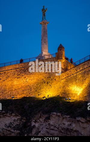 Belgrad / Serbien - 4. März 2019: Abendansicht der Oberstadt Belgrads Festung (Kalemegdan), mit dem ikonischen beleuchteten Victor Denkmal, dedi Stockfoto