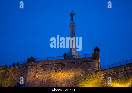 Belgrad / Serbien - 4. März 2019: Abendansicht der Oberstadt Belgrads Festung (Kalemegdan), mit dem ikonischen beleuchteten Victor Denkmal, dedi Stockfoto