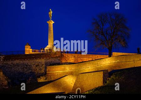 Belgrad / Serbien - 4. März 2019: Abendansicht der Oberstadt Belgrads Festung (Kalemegdan), mit dem ikonischen beleuchteten Victor Denkmal, dedi Stockfoto