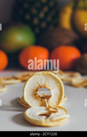 Getrocknete hausgemachte gesunde frische getrocknete Scheiben von Früchten. Fruchtchips, natürliche rohe vegane Bio-Snack. Gesunde Ernährung Konzept. Stockfoto