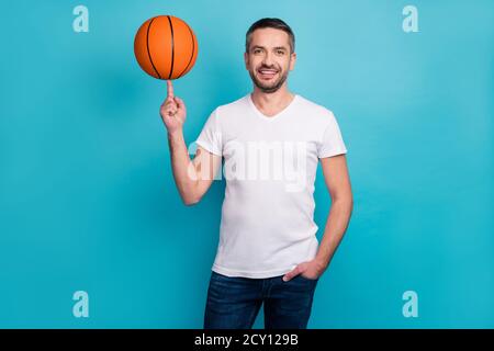 Porträt von seinem er schön attraktiv sportlich fröhlich fröhlich fröhlich Bärtiger Kerl Spinning Ball spielen Basketball isoliert über hell lebendig Glanz Stockfoto