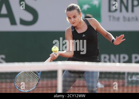 Paris, Frankreich. Oktober 2020. Clara BUREL (FRA) während des Roland Garros 2020, Grand Slam Tennisturniers, am 1. Oktober 2020 im Roland Garros Stadion in Paris, Frankreich - Foto Stephane Allaman / DPPI Credit: LM/DPPI/Stephane Allaman/Alamy Live News Stockfoto