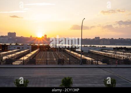 U-Bahn-Züge draußen in Midtown Manhattan Westseite und Blick auf New Jersey. Wunderschöner Sonnenuntergang Stockfoto