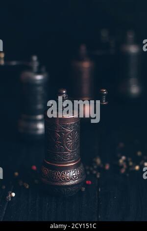 Pfeffer oder Kaffee vintage Metallschleifer auf einem dunkelschwarzen Hintergrund. Stockfoto