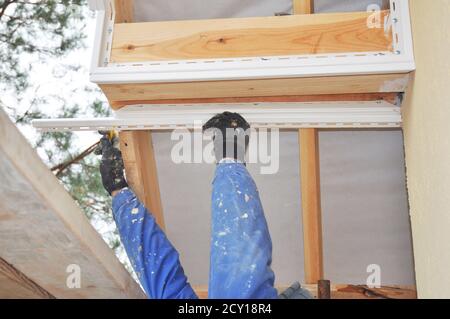 Installationsauftragnehmer Dachreparatur. Reparatur von Faszien und Soffit. Einbau von Soffits, Faszien und Traufe. Stockfoto