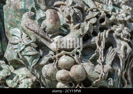 Nahaufnahme der alten chinesischen Statue, die geformte Vögel aus Jade zeigt, ornamentales Mineral Stockfoto