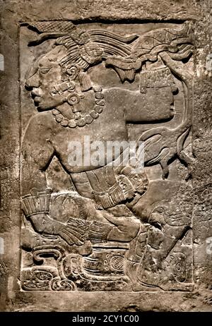 Die Madrid Stela (vulkanische Steinskulptur) 600 n.Chr. - 800 n.Chr., die den Thron eines Palastes stützte, der von der Maya-Kultur in Palenque gebaut wurde, im heutigen mexikanischen Bundesstaat Chiapas, in der Nähe des Usumacinta Flusses. (Die Stele von Madrid im Museum of America in Madrid ausgestellt.) Mexiko Mexiko Stockfoto